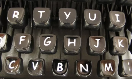 La macchina da scrivere che scrive con il font più odiato al mondo.